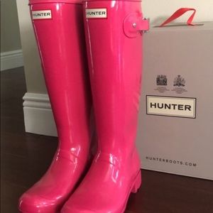 HOT PINK HUNTER RAIN BOOTS!!